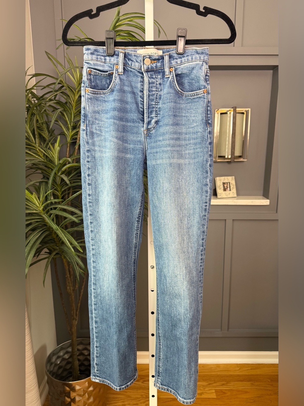 DENIM FORUM The Arlo High Rise Straight Jeans 25 28L Medium Light Wash